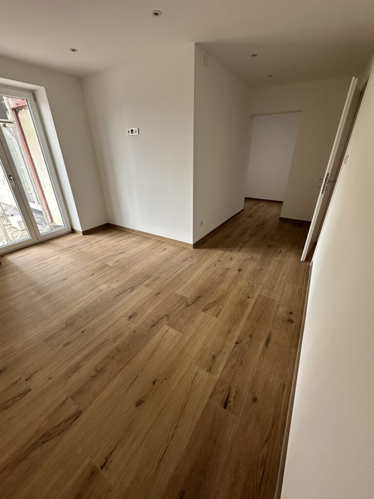 Schlafzimmer mit Zugang zur Terrasse und zum begehbaren Kleiderschrank